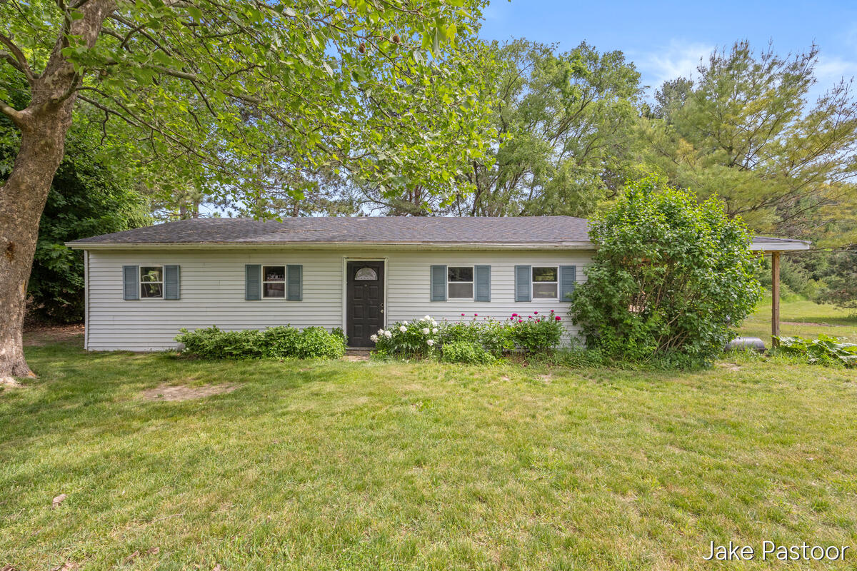 9951 10 Mile Road NE Rockford MI 49341