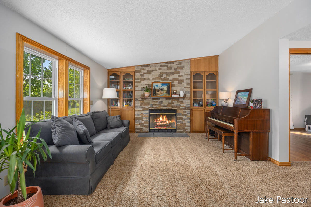 9951 10 Mile Road NE Rockford MI 49341