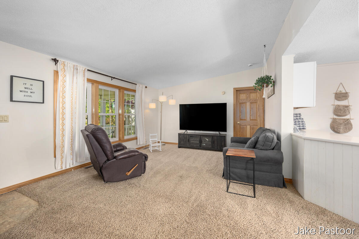 9951 10 Mile Road NE Rockford MI 49341