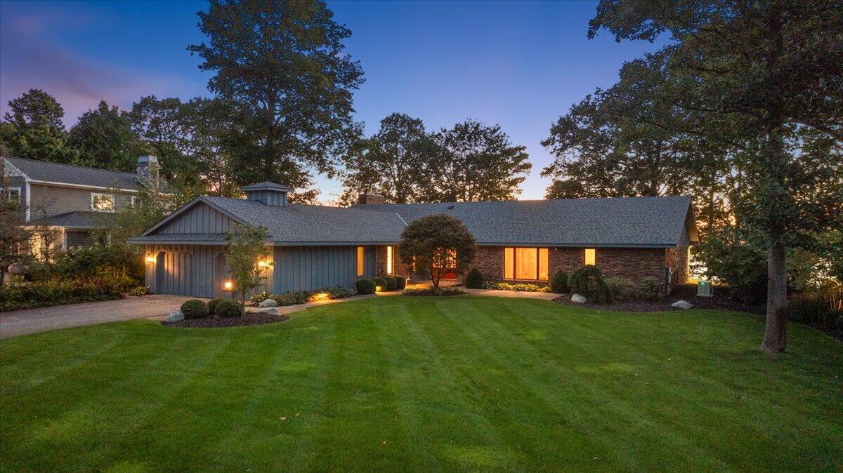 2230 Lakeshore Drive Fennville MI 49408