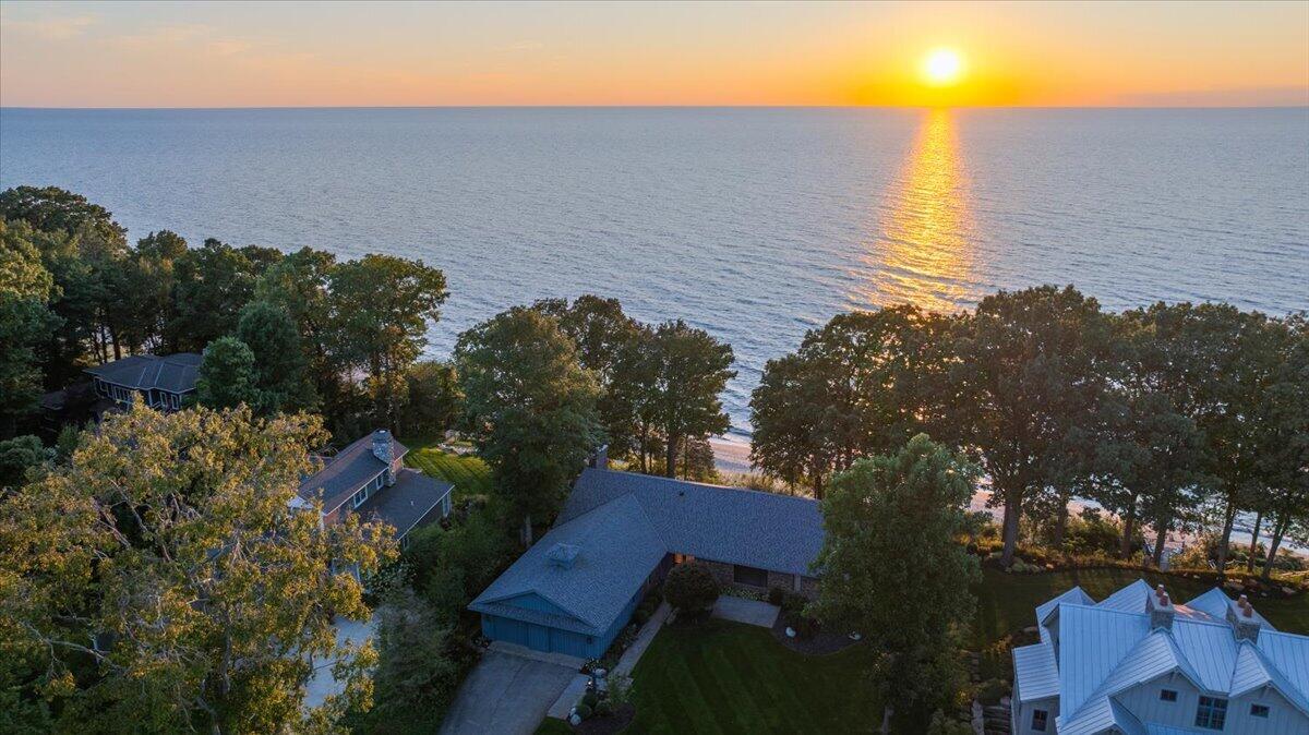 2230 Lakeshore Drive Fennville MI 49408