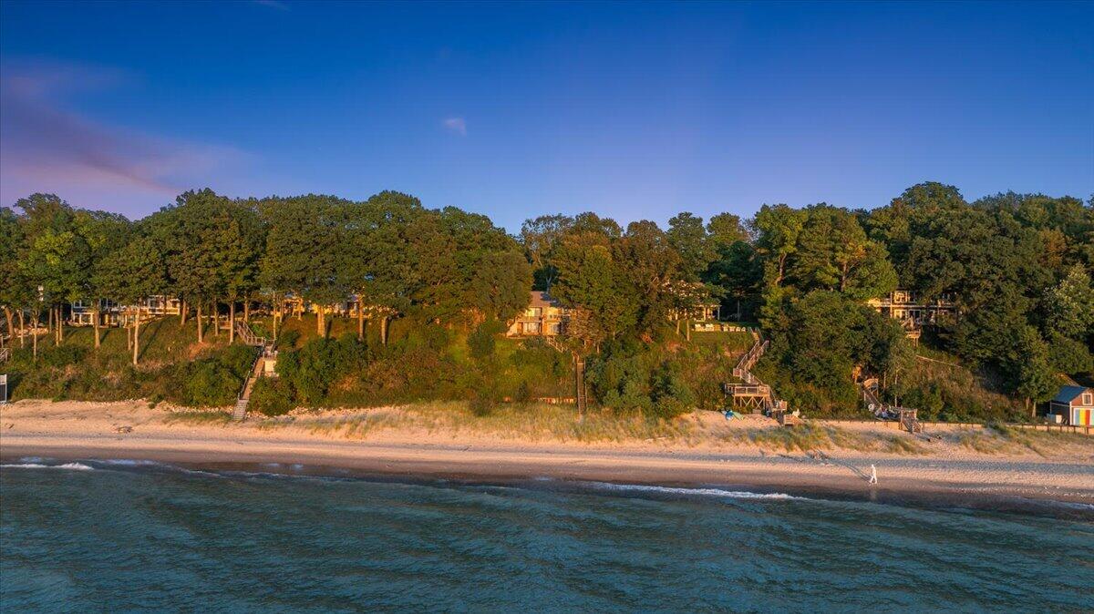 2230 Lakeshore Drive Fennville MI 49408