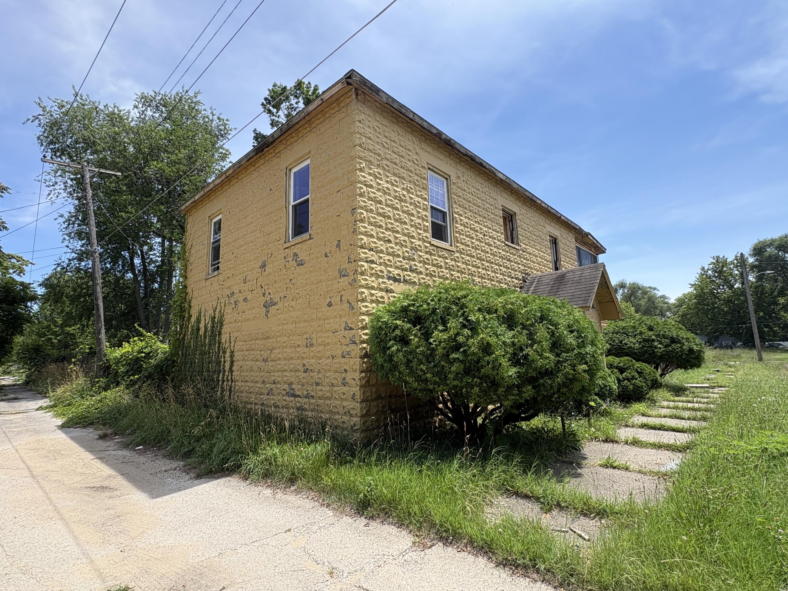 817 Thresher Avenue Benton Harbor MI 49022