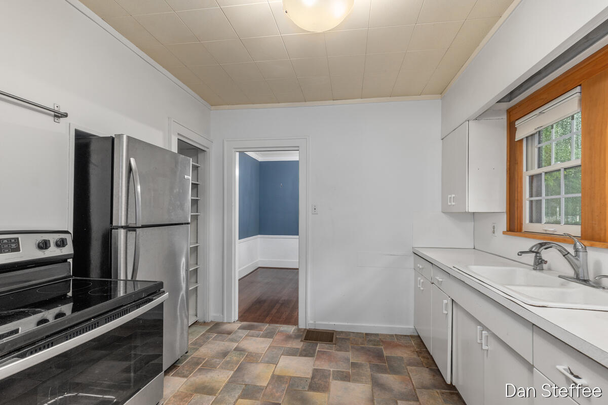 957 Maxwell Avenue SE East Grand Rapids MI 49506