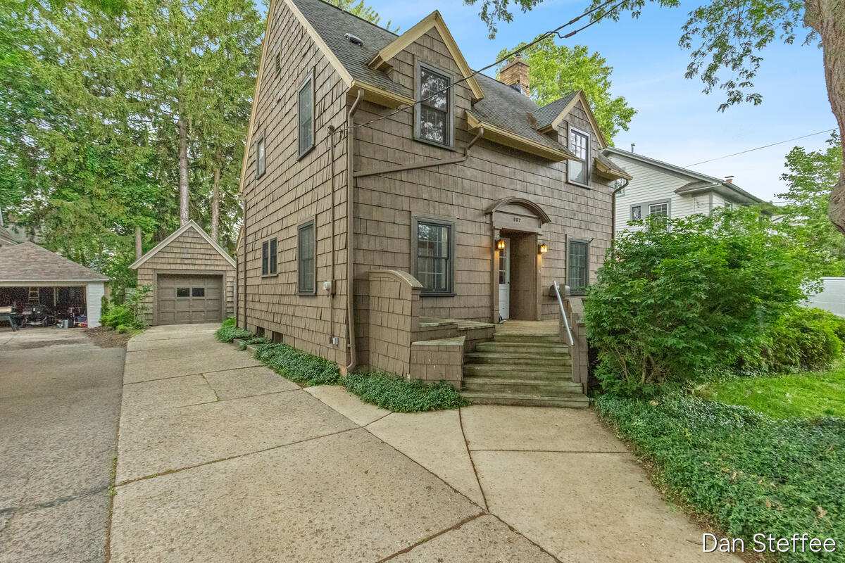 957 Maxwell Avenue SE East Grand Rapids MI 49506