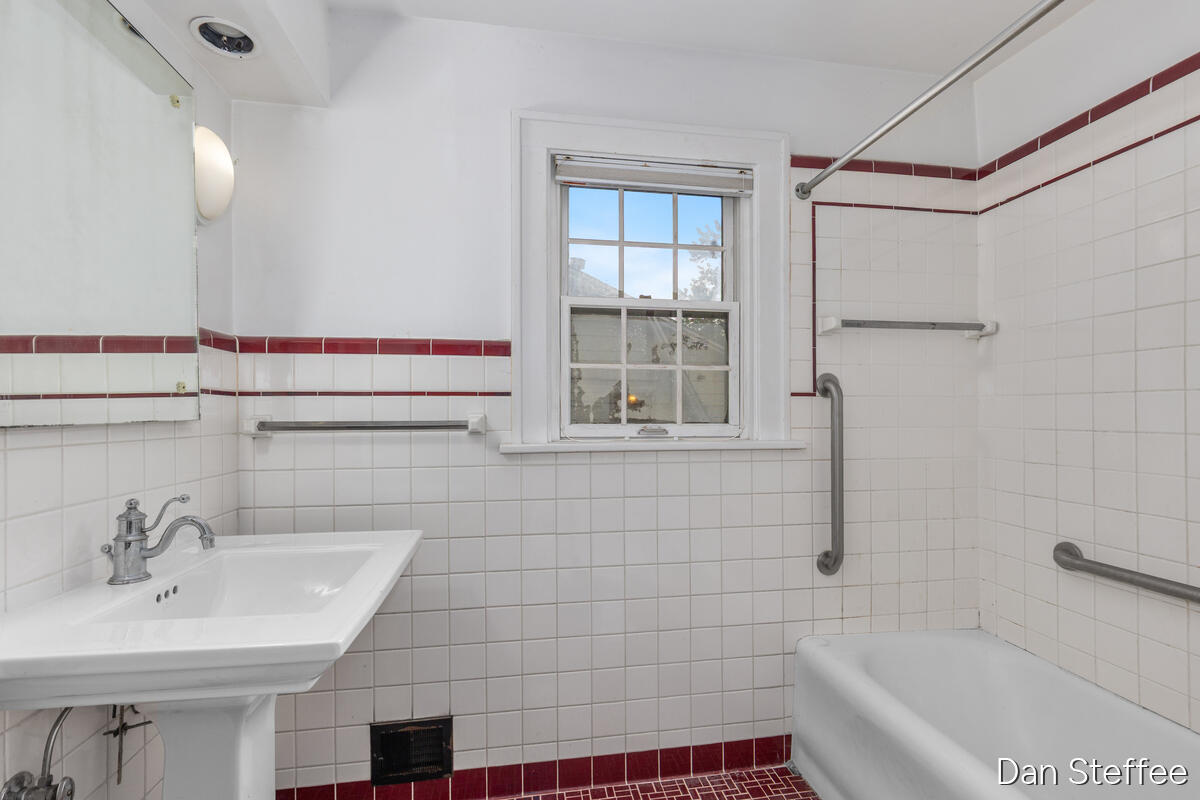 957 Maxwell Avenue SE East Grand Rapids MI 49506