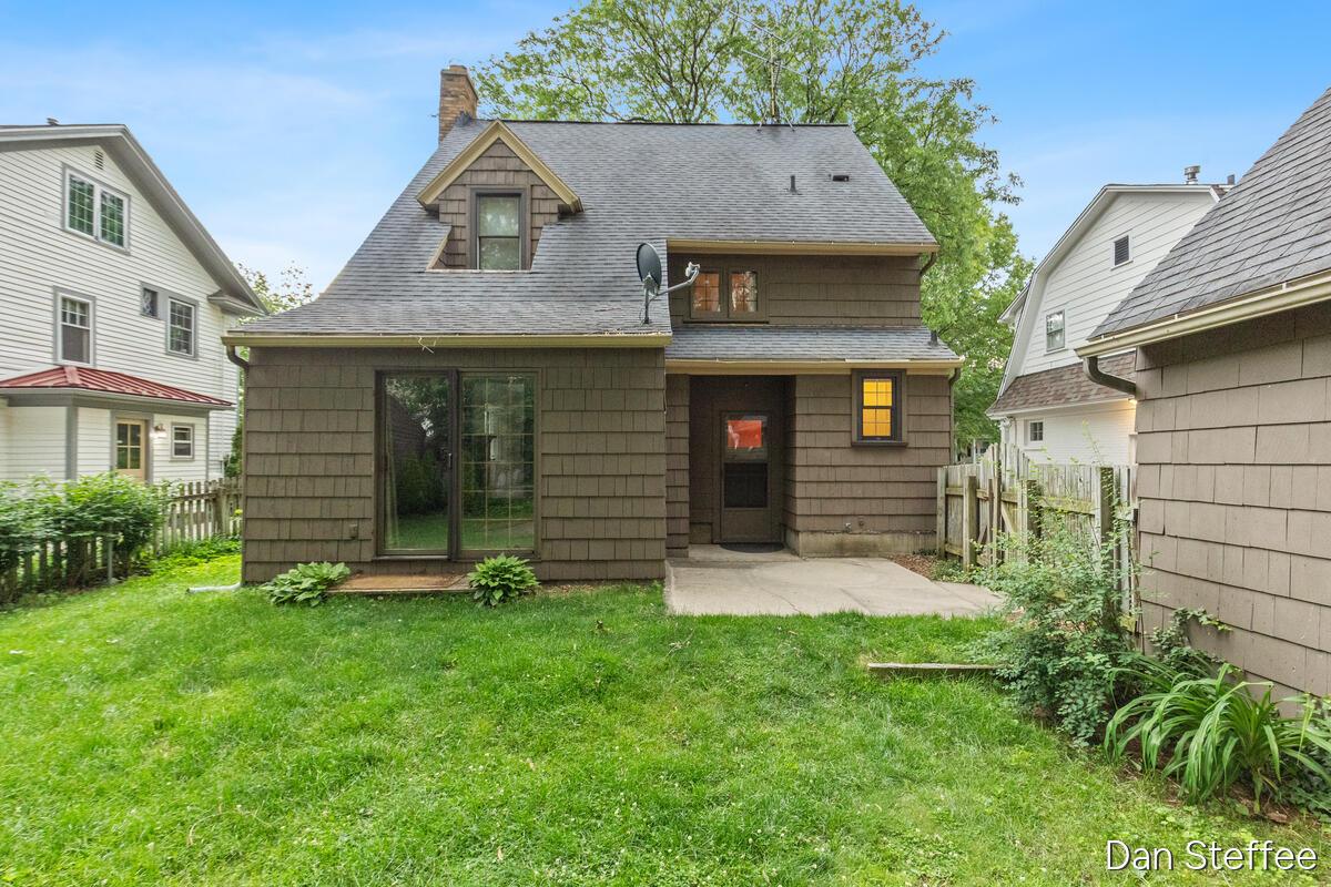 957 Maxwell Avenue SE East Grand Rapids MI 49506