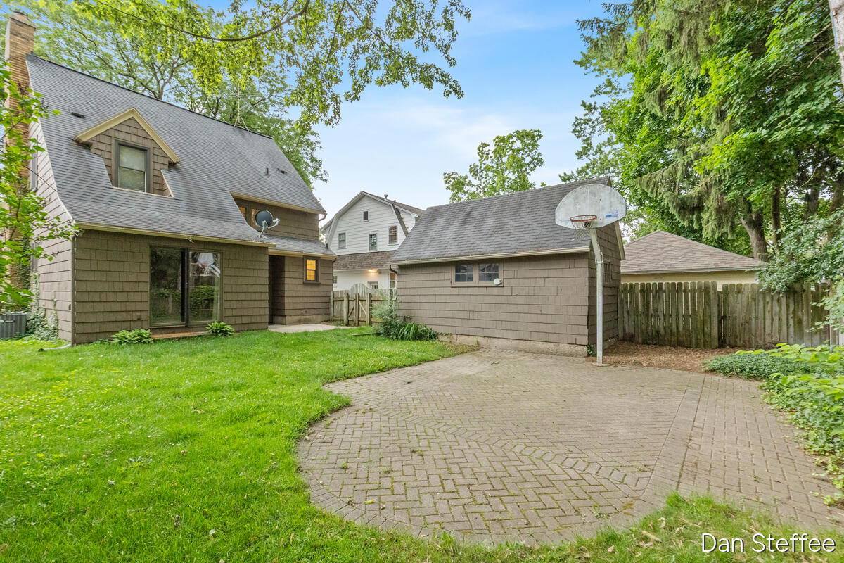 957 Maxwell Avenue SE East Grand Rapids MI 49506