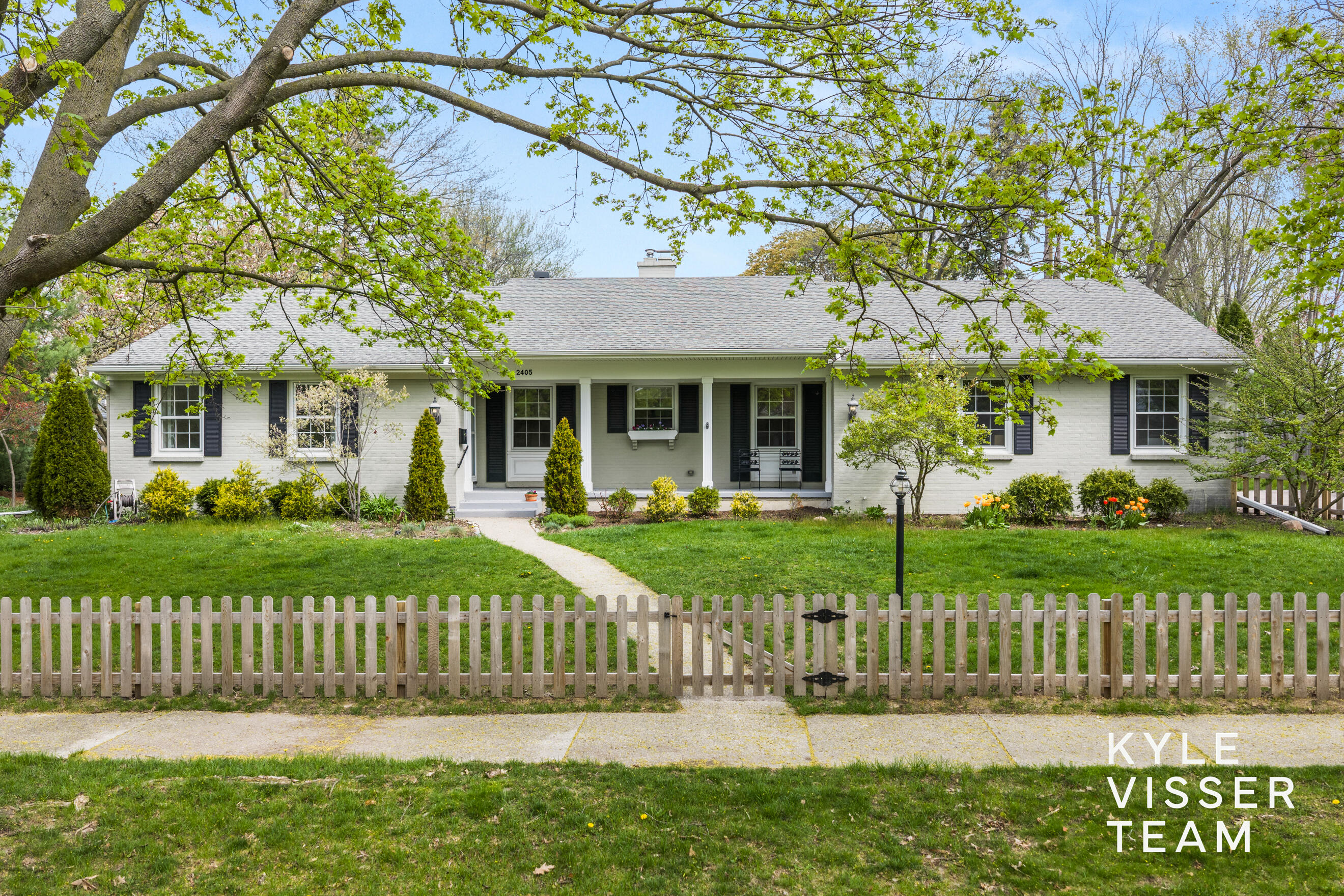 2405 Oakwood Drive SE East Grand Rapids MI 49506