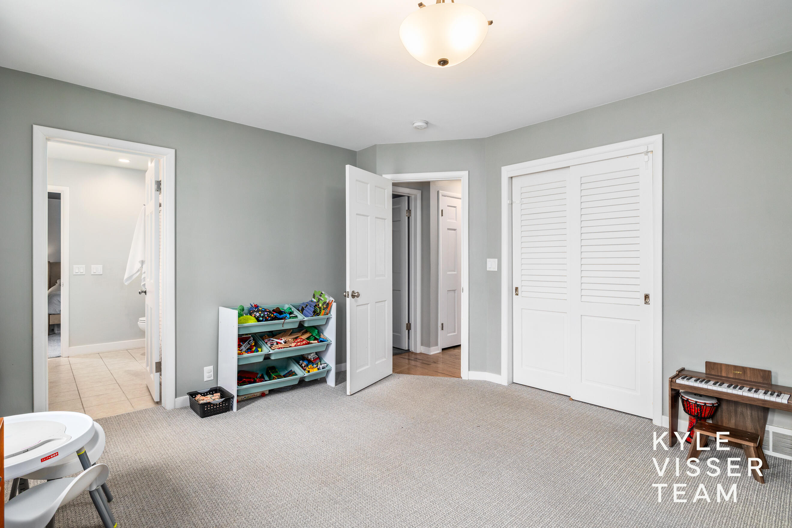2405 Oakwood Drive SE East Grand Rapids MI 49506
