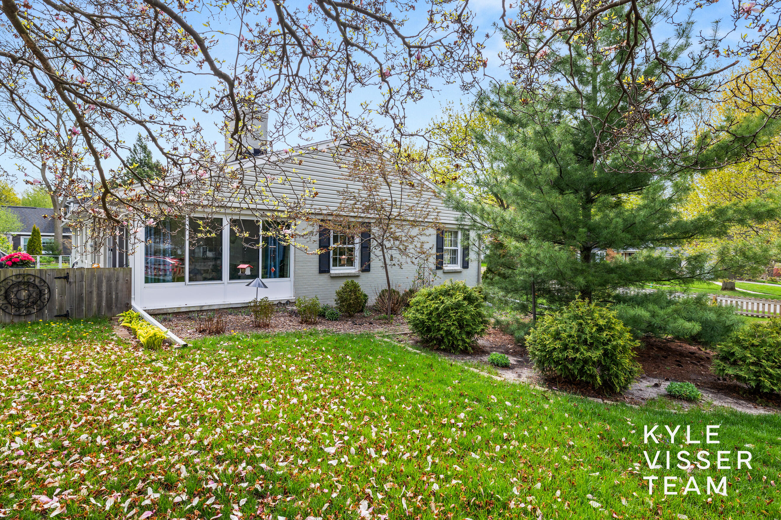 2405 Oakwood Drive SE East Grand Rapids MI 49506