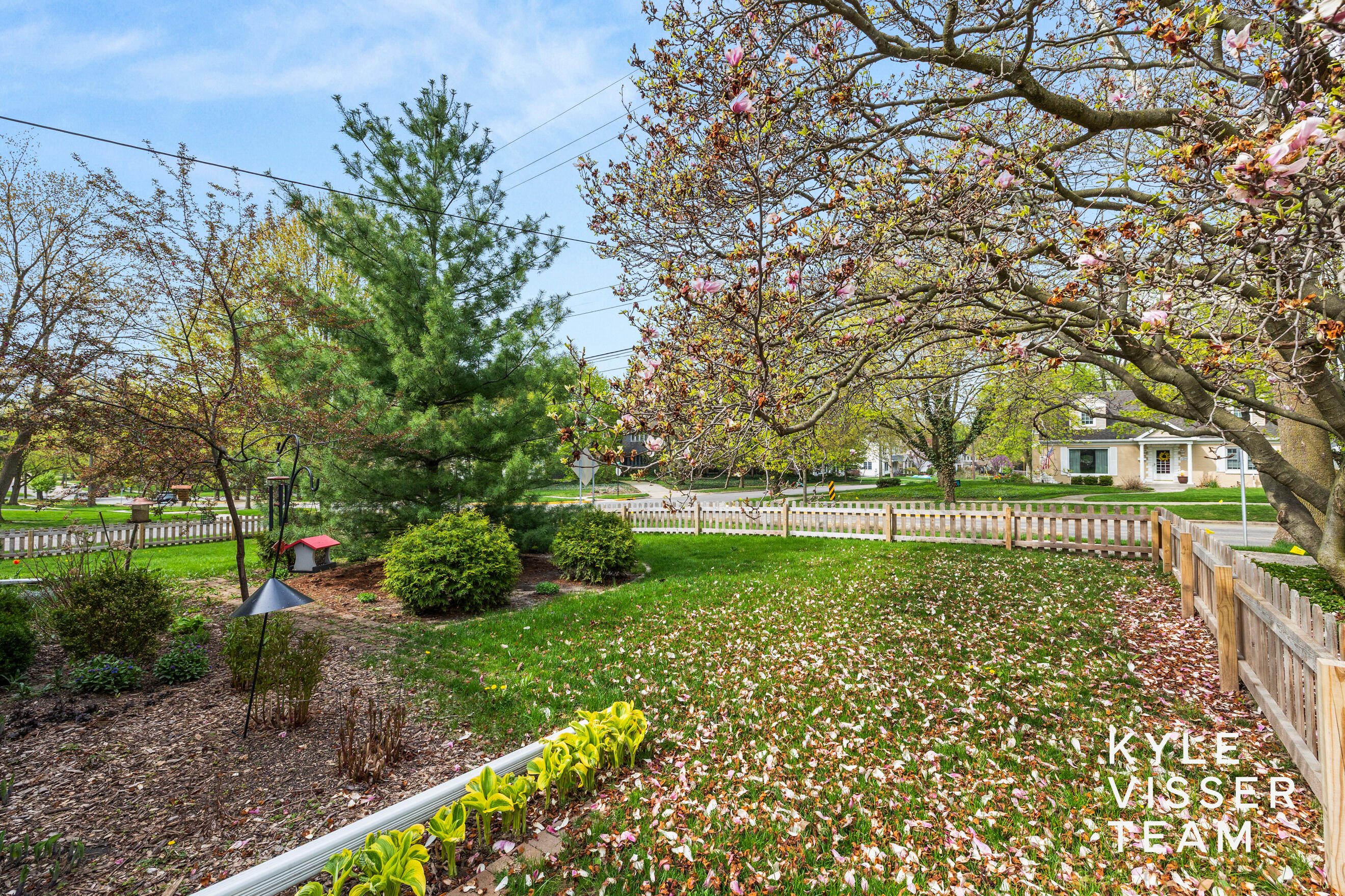 2405 Oakwood Drive SE East Grand Rapids MI 49506