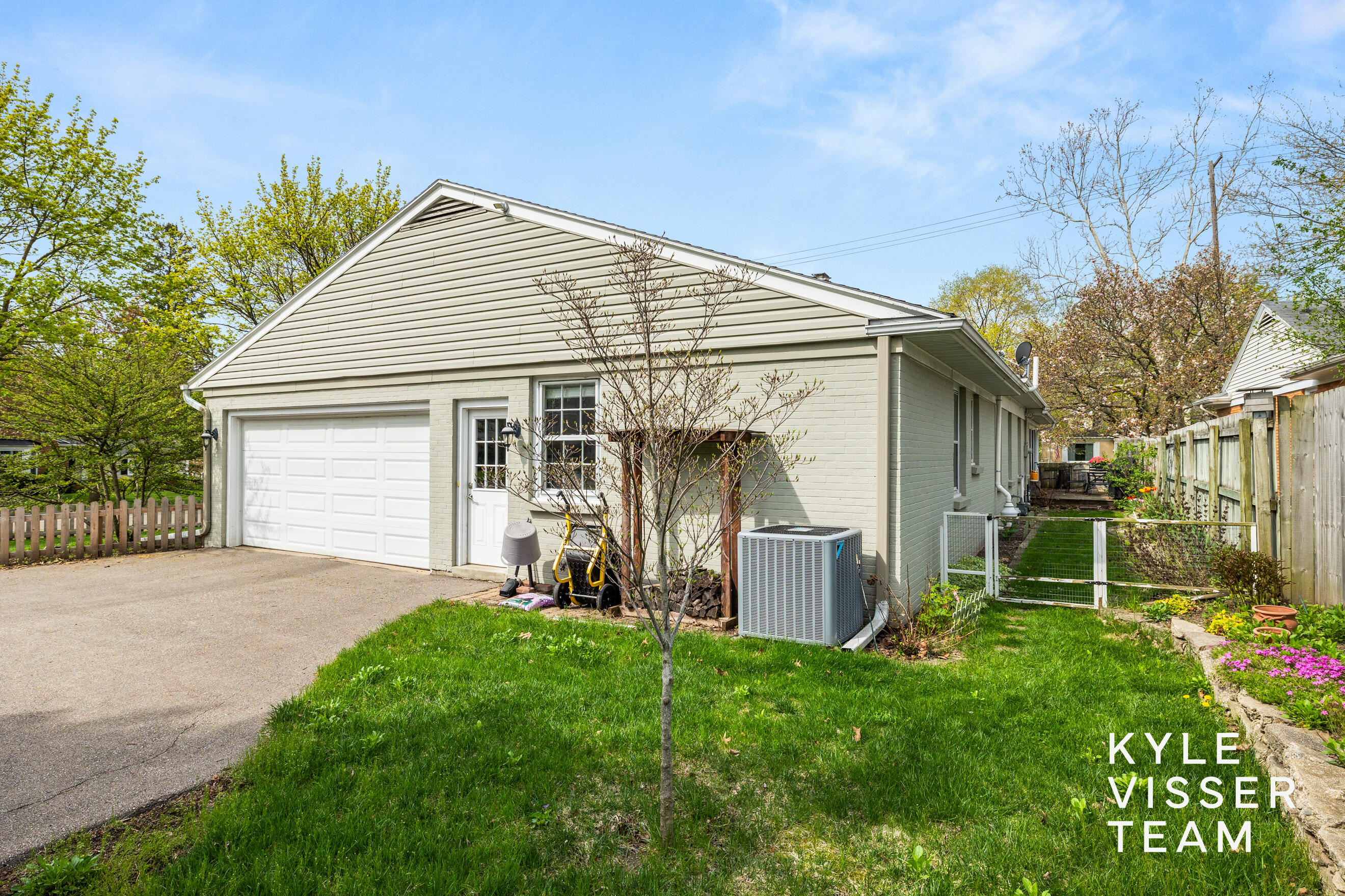 2405 Oakwood Drive SE East Grand Rapids MI 49506