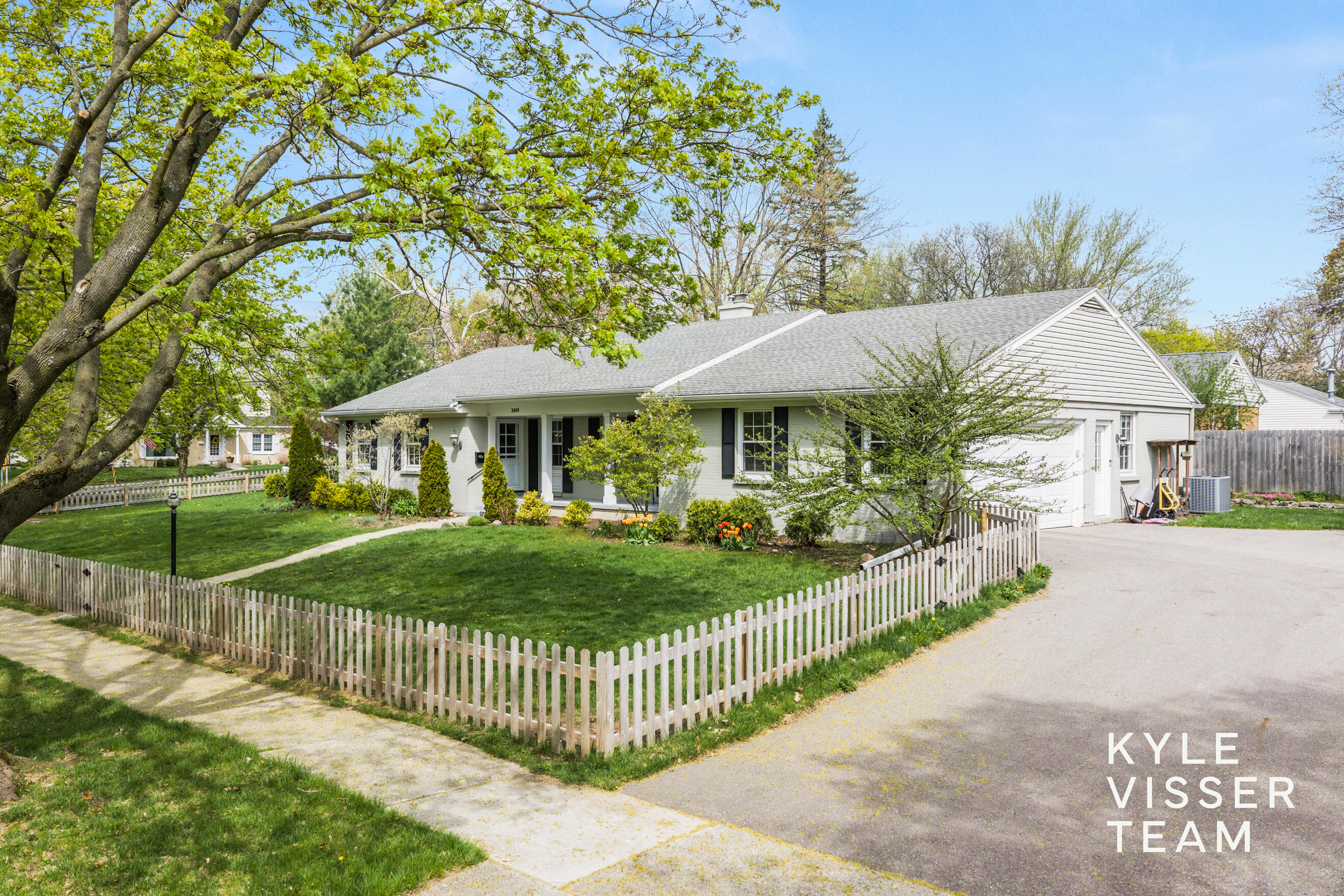 2405 Oakwood Drive SE East Grand Rapids MI 49506