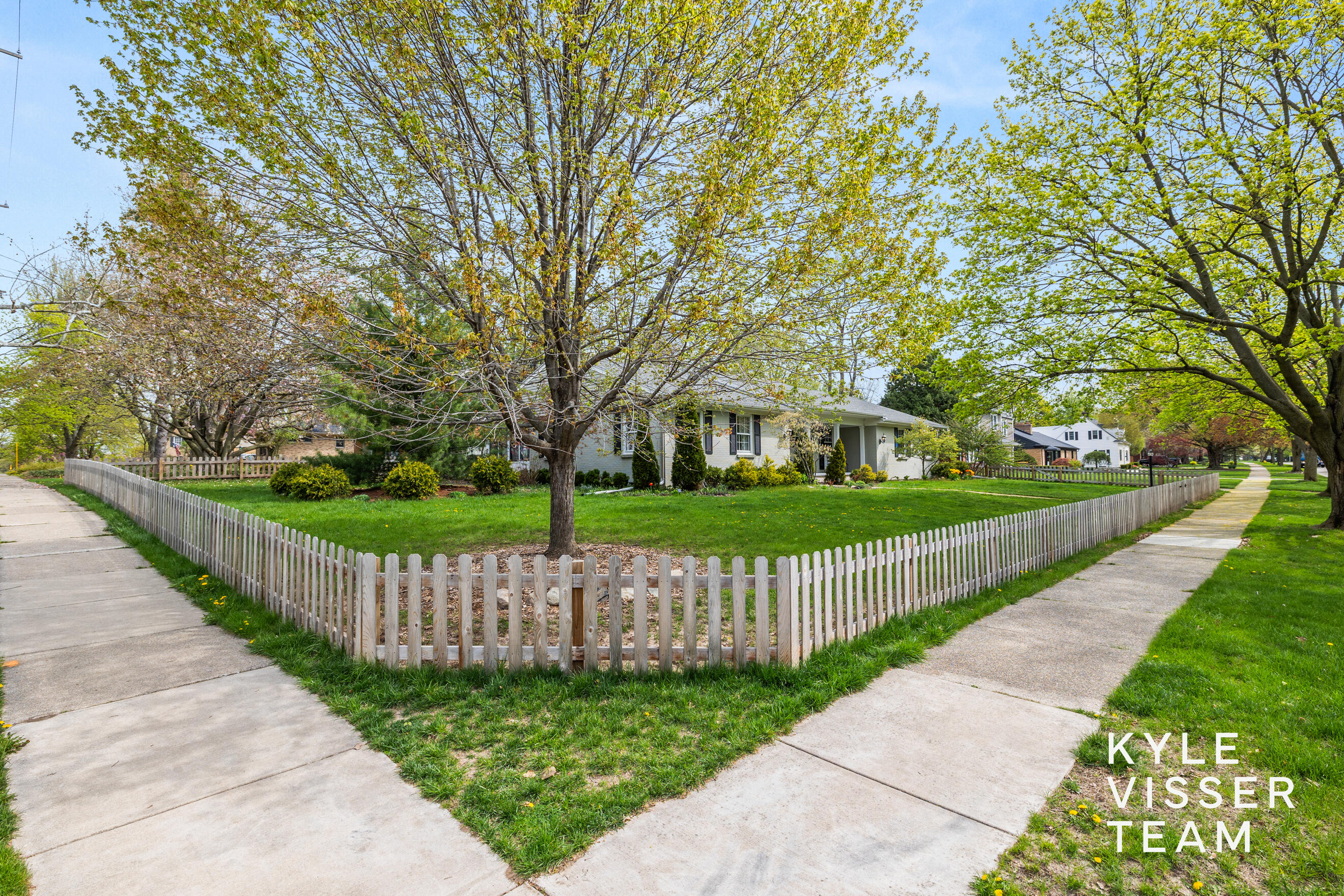 2405 Oakwood Drive SE East Grand Rapids MI 49506