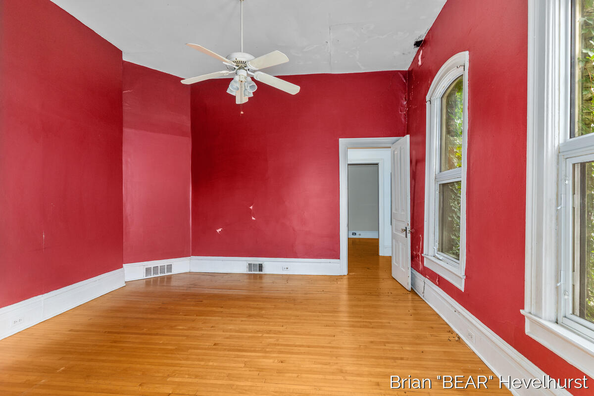 827 Fairview Avenue NE Grand Rapids MI 49503