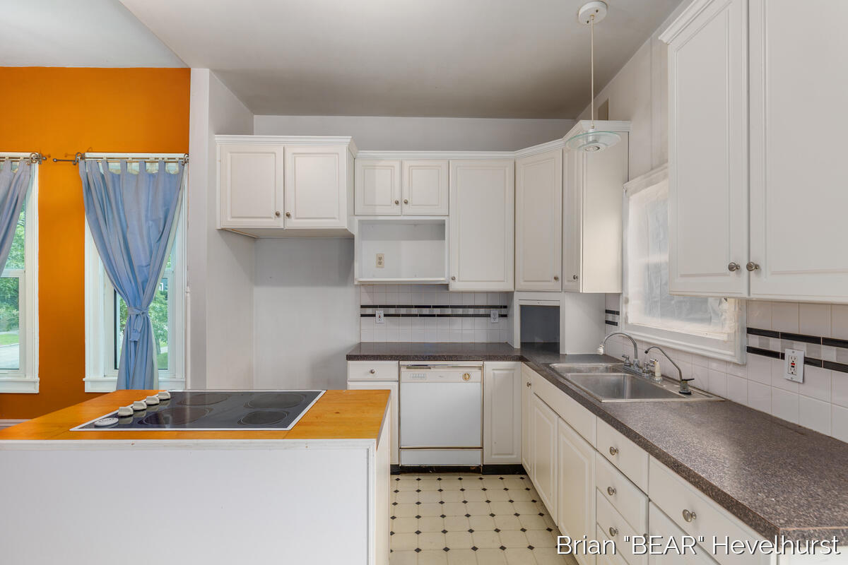 827 Fairview Avenue NE Grand Rapids MI 49503