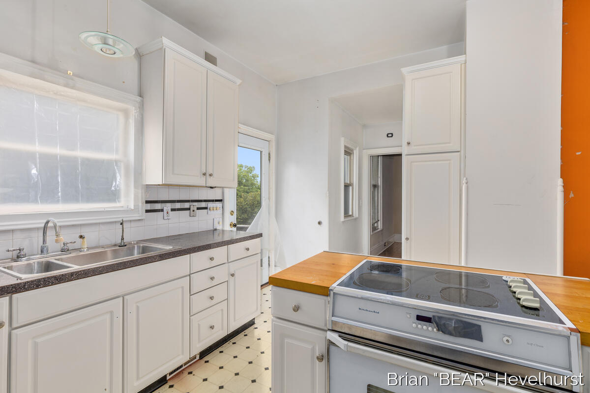 827 Fairview Avenue NE Grand Rapids MI 49503