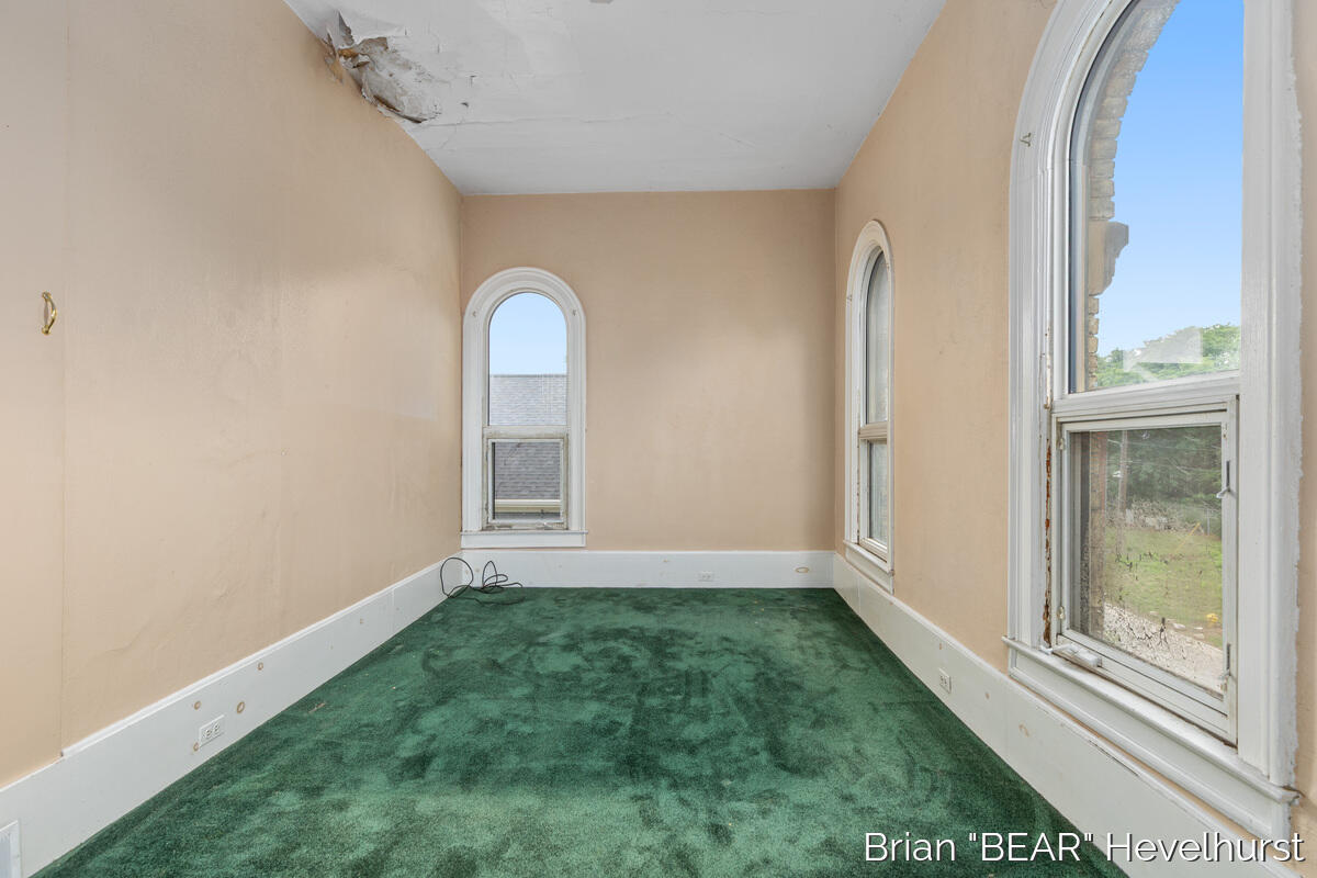 827 Fairview Avenue NE Grand Rapids MI 49503