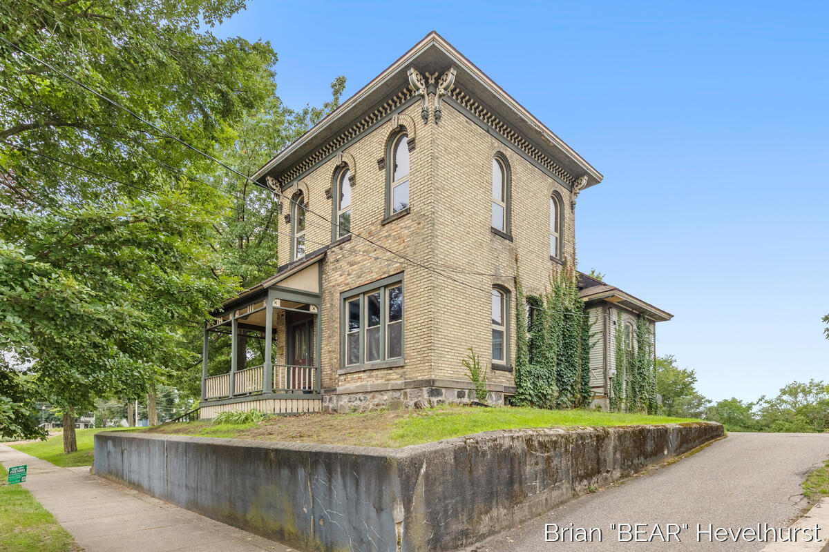 827 Fairview Avenue NE Grand Rapids MI 49503