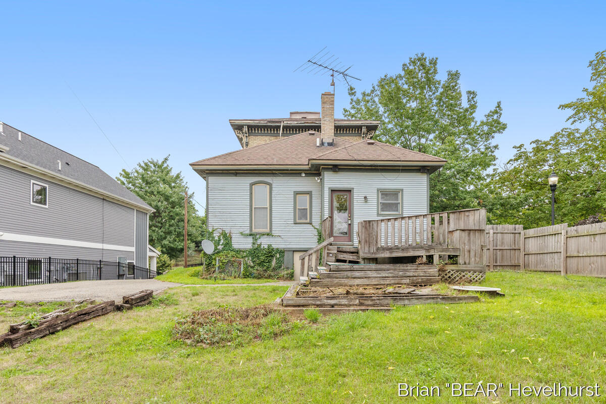827 Fairview Avenue NE Grand Rapids MI 49503