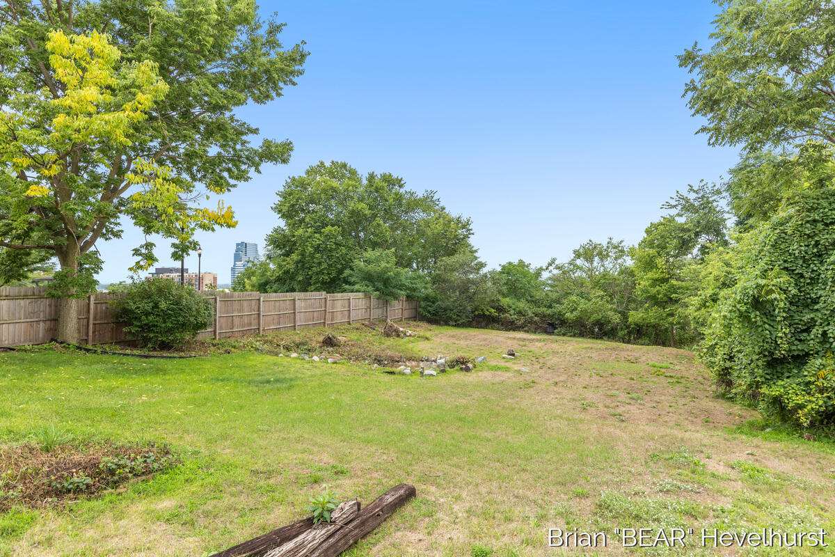 827 Fairview Avenue NE Grand Rapids MI 49503
