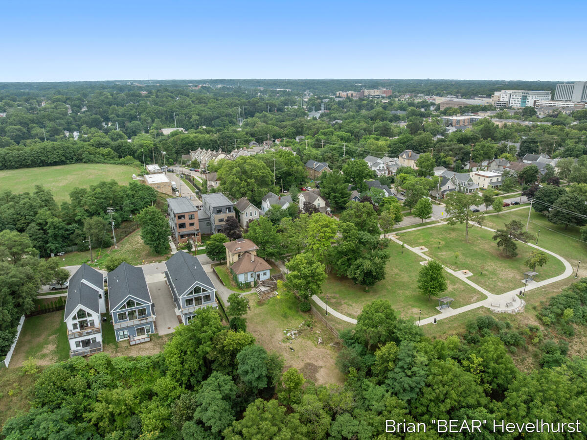 827 Fairview Avenue NE Grand Rapids MI 49503