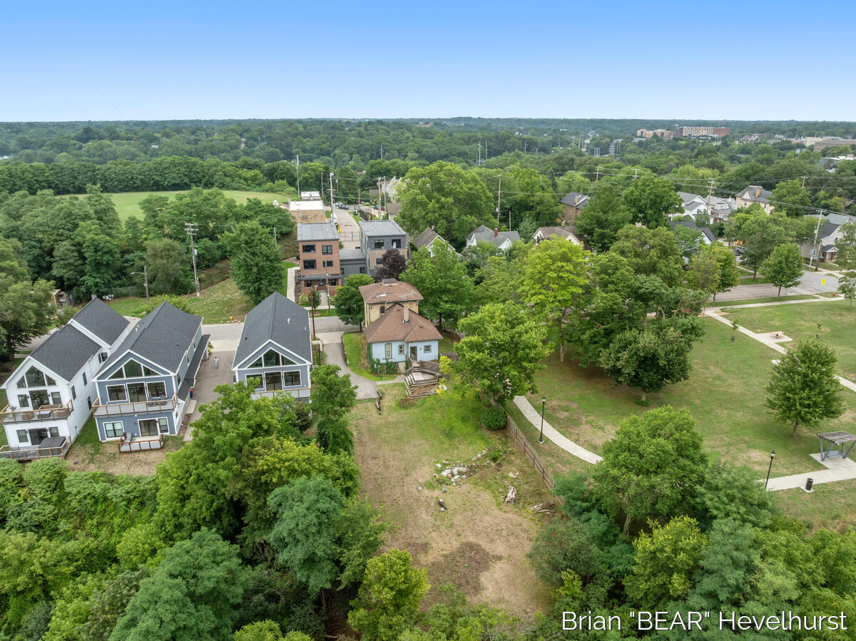827 Fairview Avenue NE Grand Rapids MI 49503
