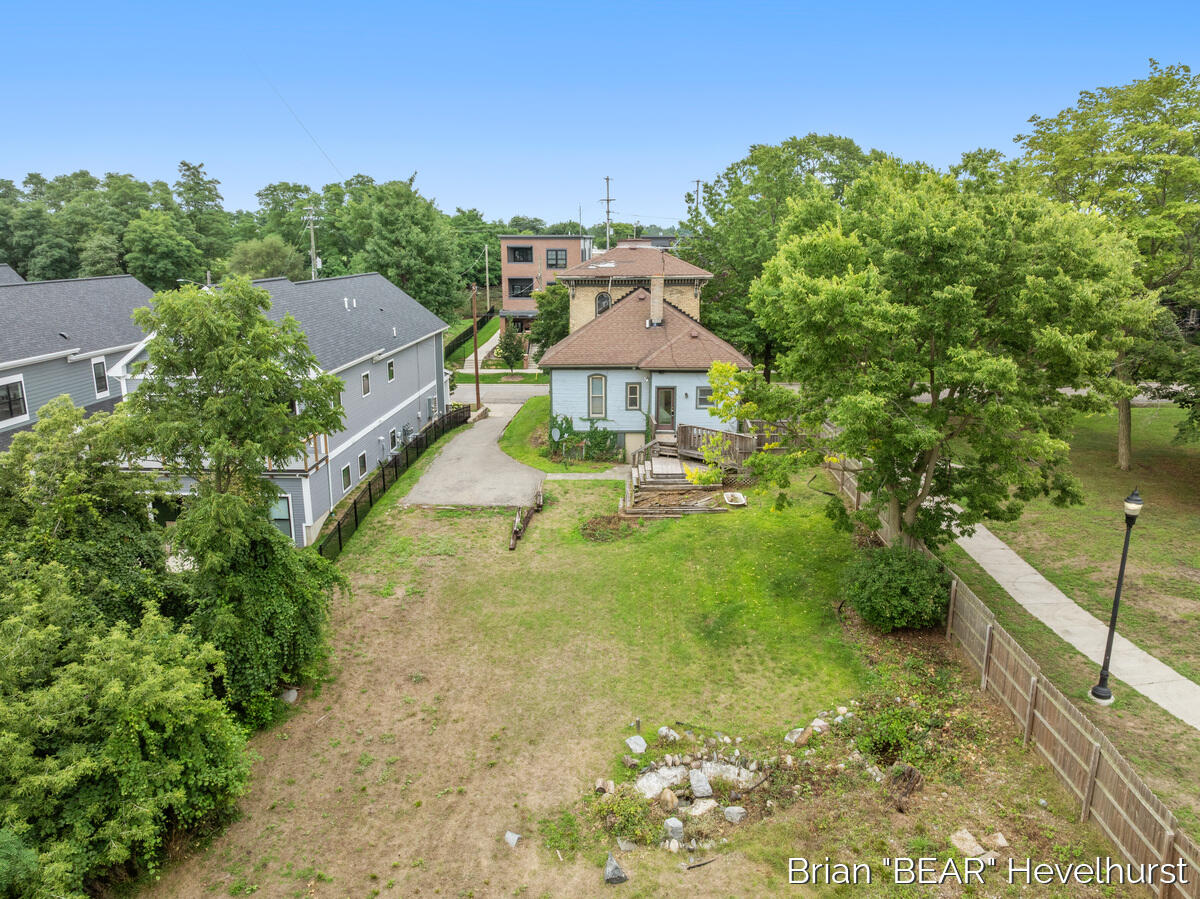 827 Fairview Avenue NE Grand Rapids MI 49503