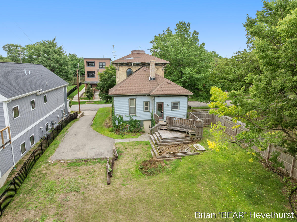 827 Fairview Avenue NE Grand Rapids MI 49503