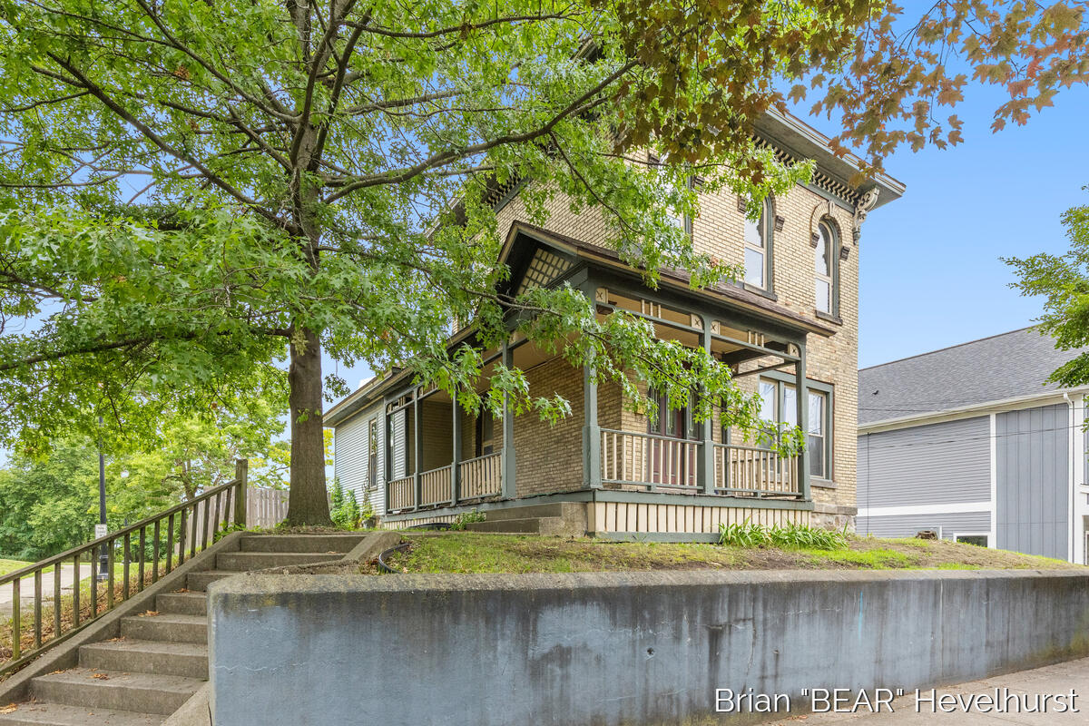 827 Fairview Avenue NE Grand Rapids MI 49503