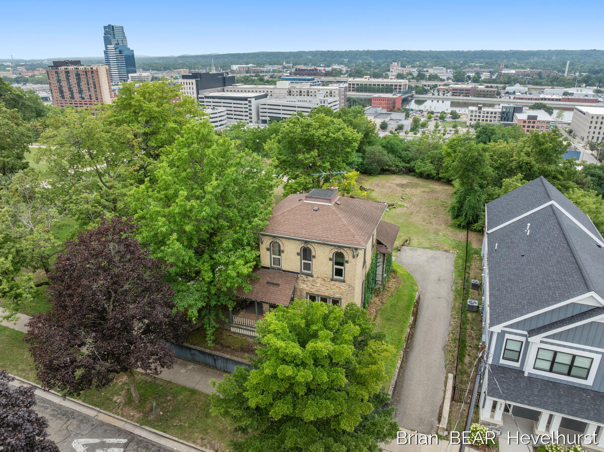 827 Fairview Avenue NE Grand Rapids MI 49503