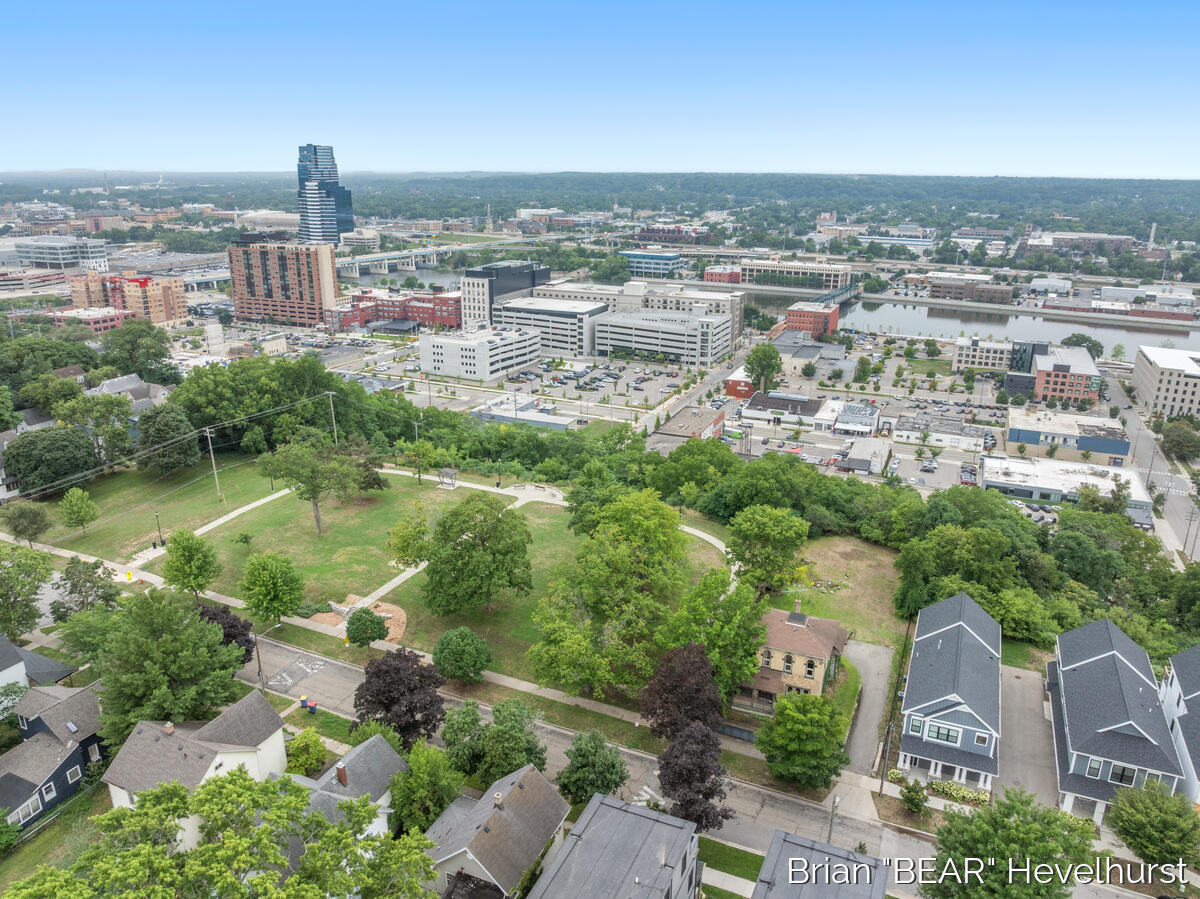 827 Fairview Avenue NE Grand Rapids MI 49503