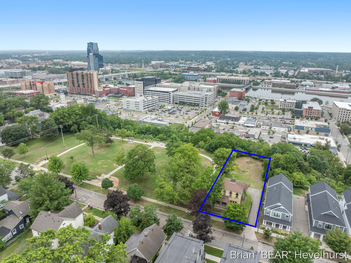 827 Fairview Avenue NE Grand Rapids MI 49503