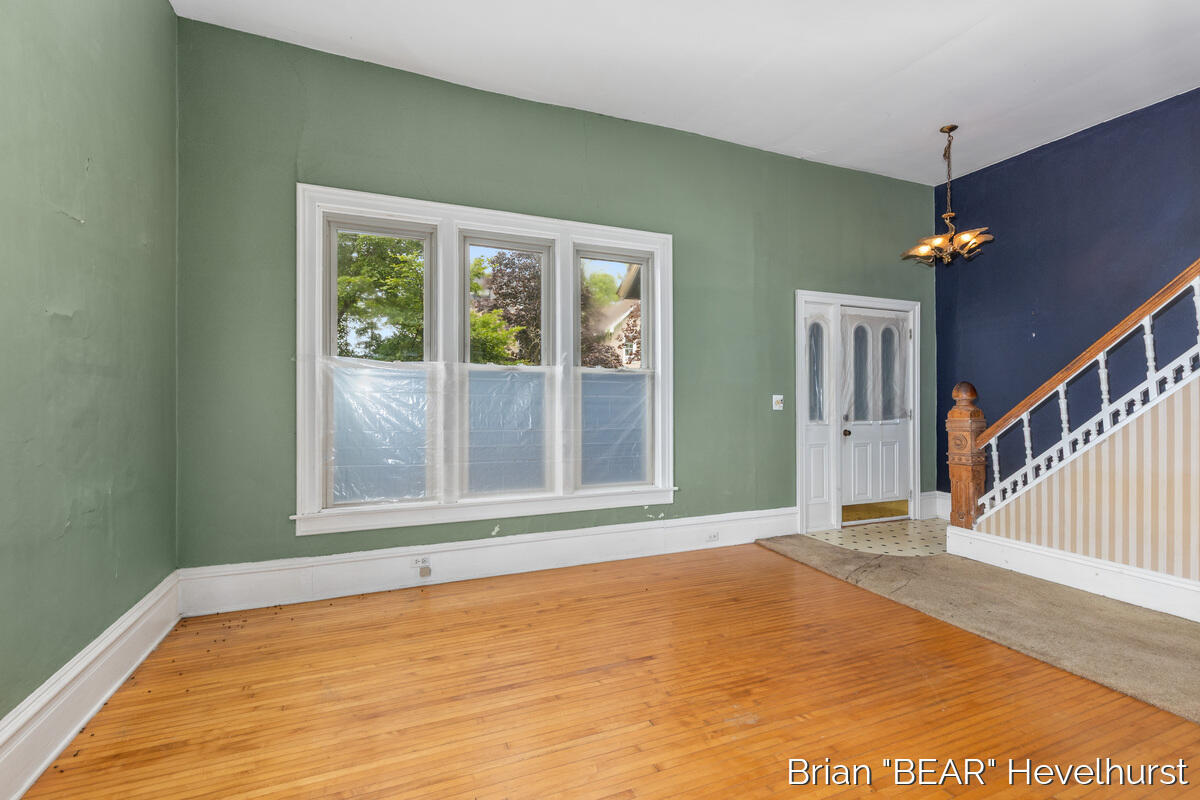 827 Fairview Avenue NE Grand Rapids MI 49503