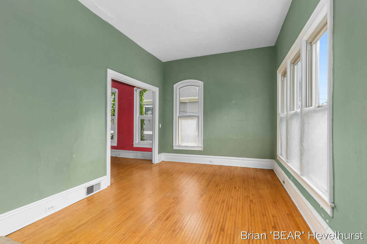 827 Fairview Avenue NE Grand Rapids MI 49503