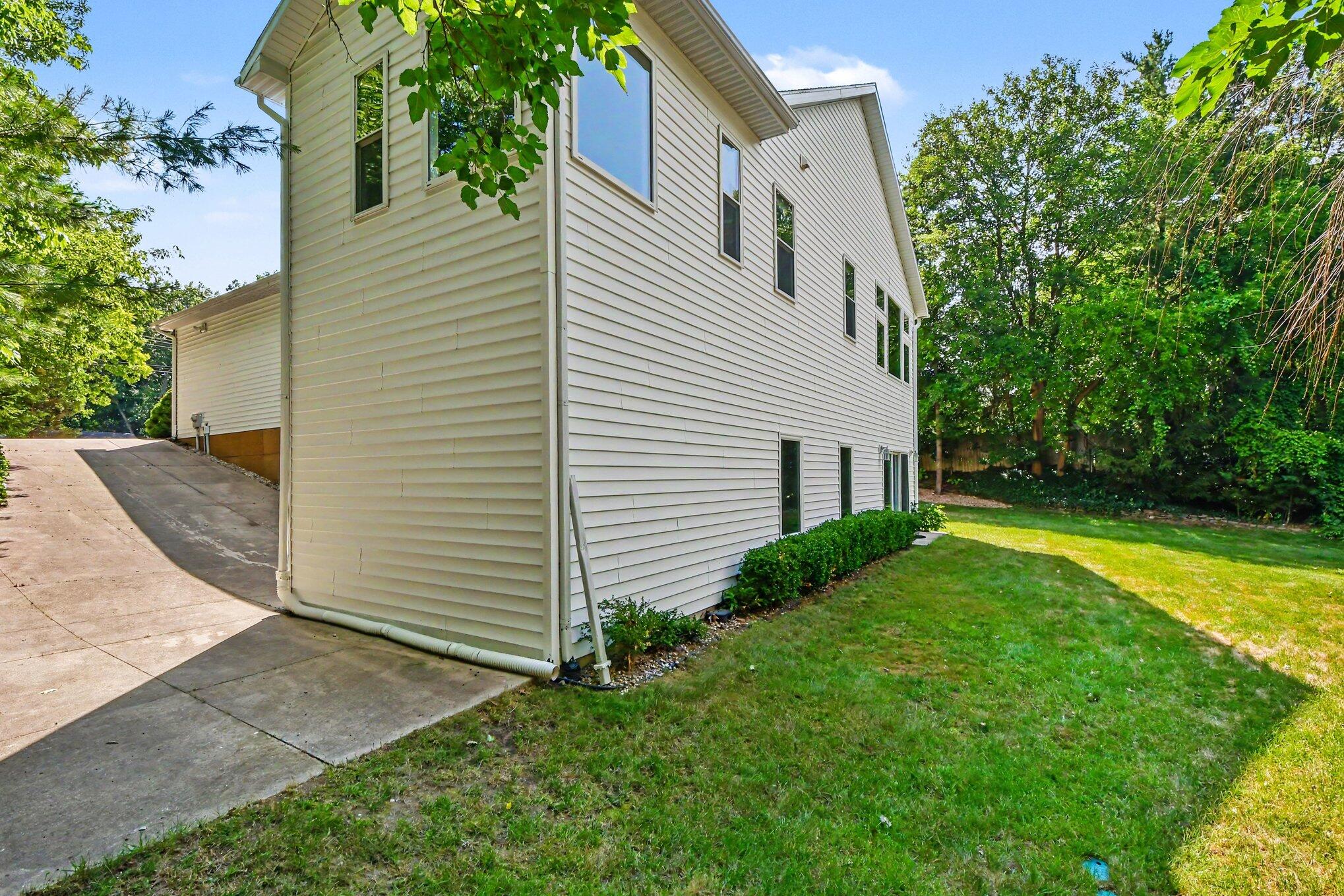 4994 Bluff Drive NE Grand Rapids MI 49525