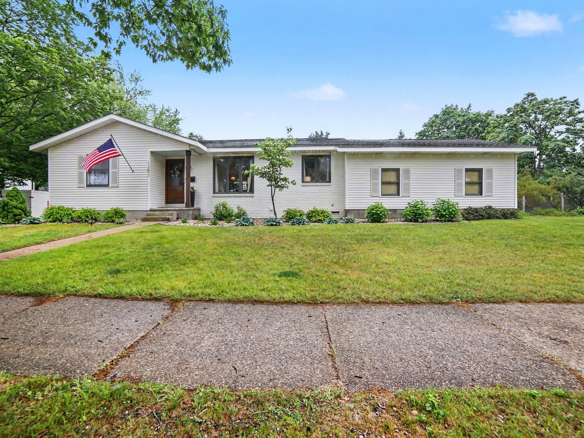 1202 Woodlawn Avenue Grand Haven MI 49417