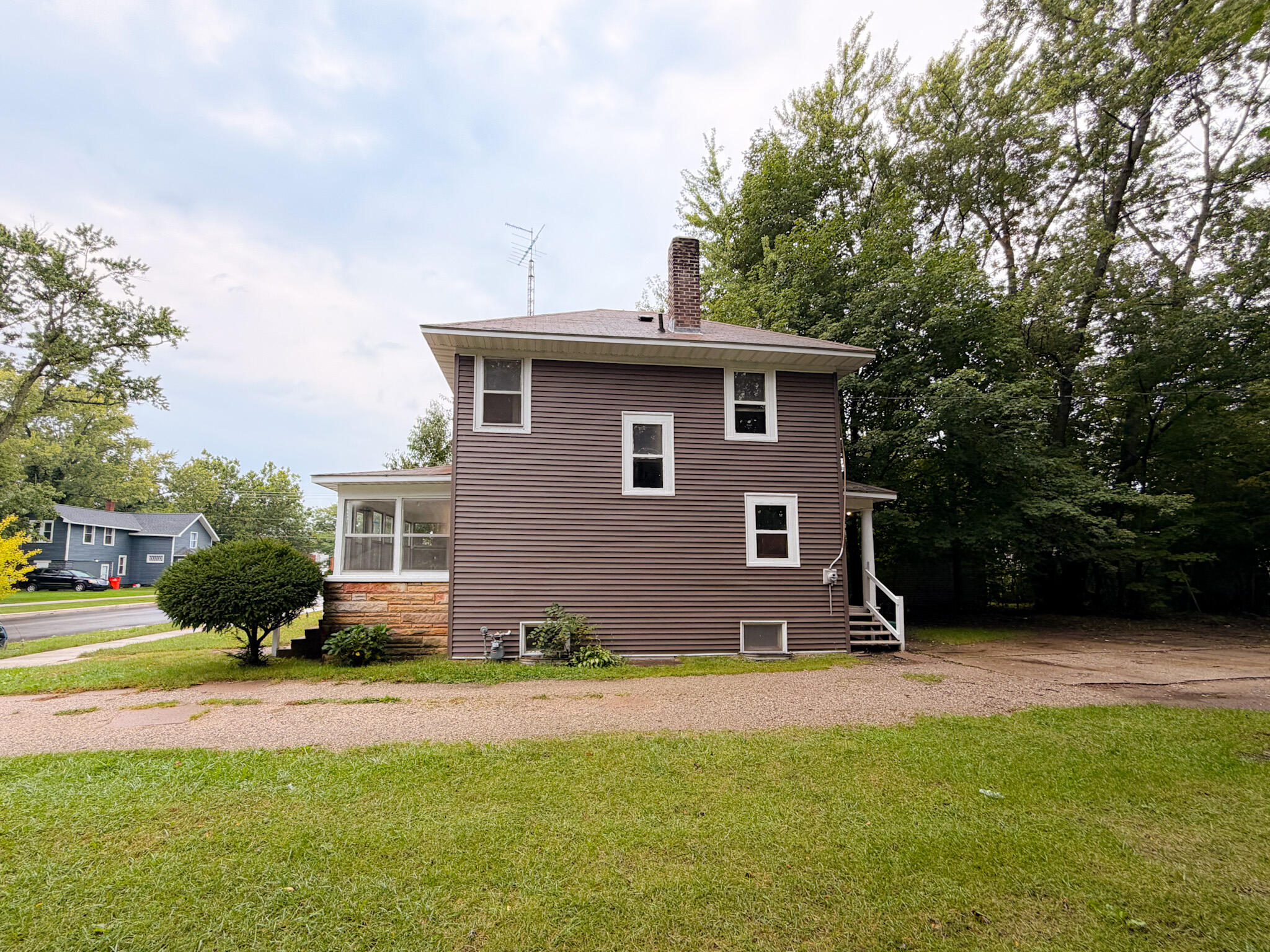 781 E High Street Benton Harbor MI 49022