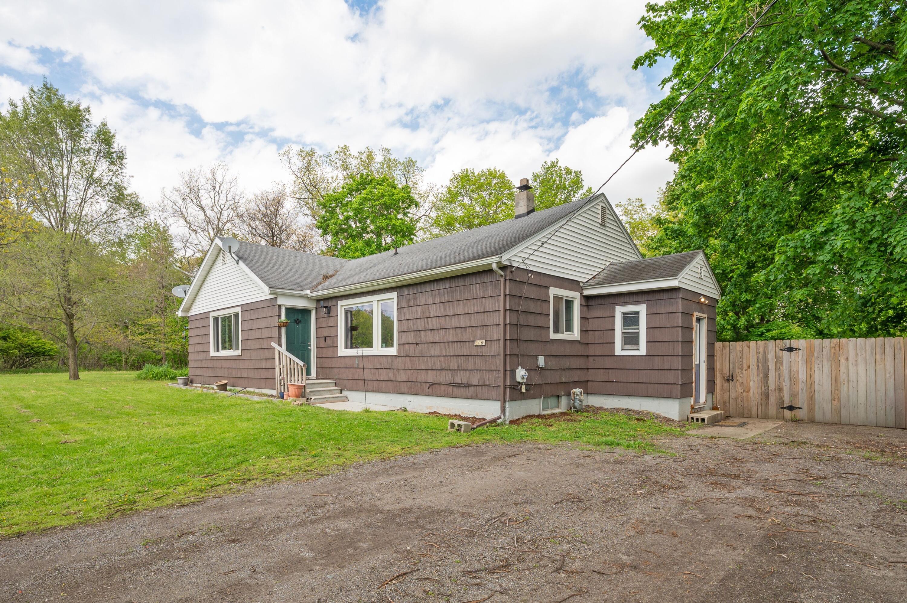 806 Enterprise Street Buchanan MI 49107