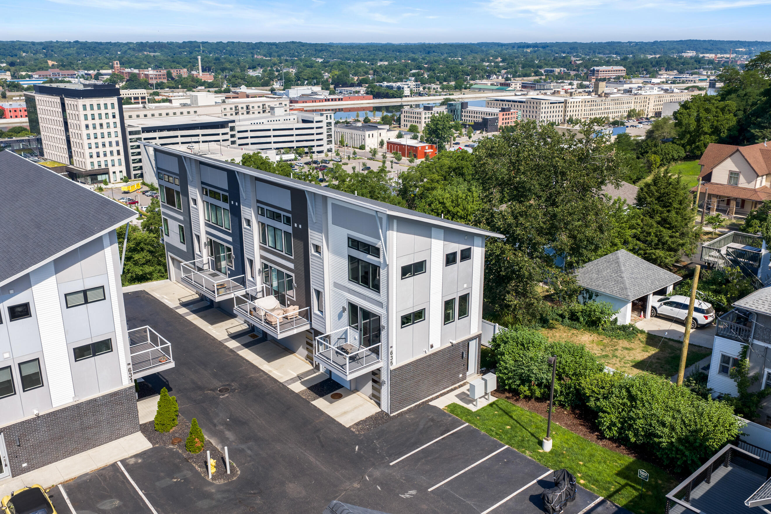 635 Fairview Avenue NE Grand Rapids MI 49503
