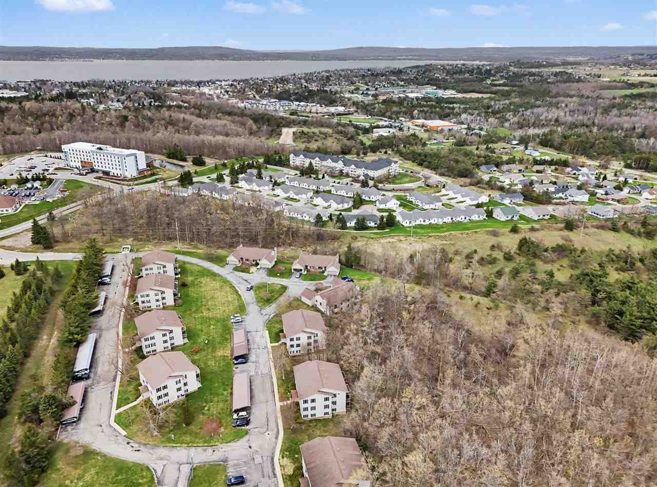2043 Woods Lane Petoskey MI 49770