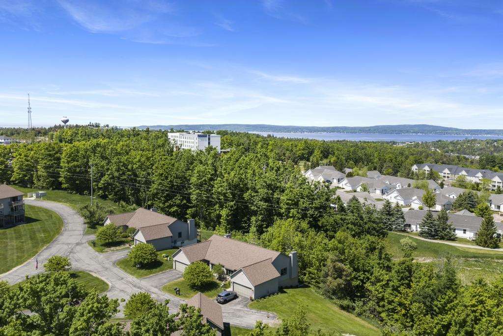 2015 Woods Lane Petoskey MI 49770