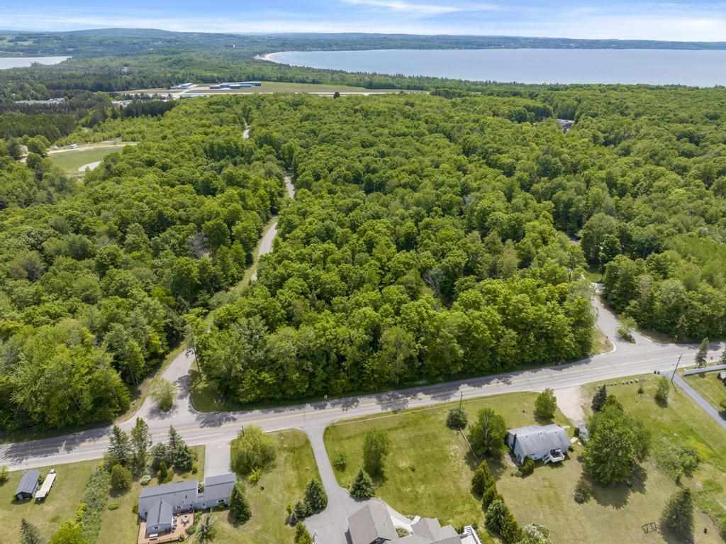 8473 Pleasantview Woods Drive Harbor Springs MI 49740