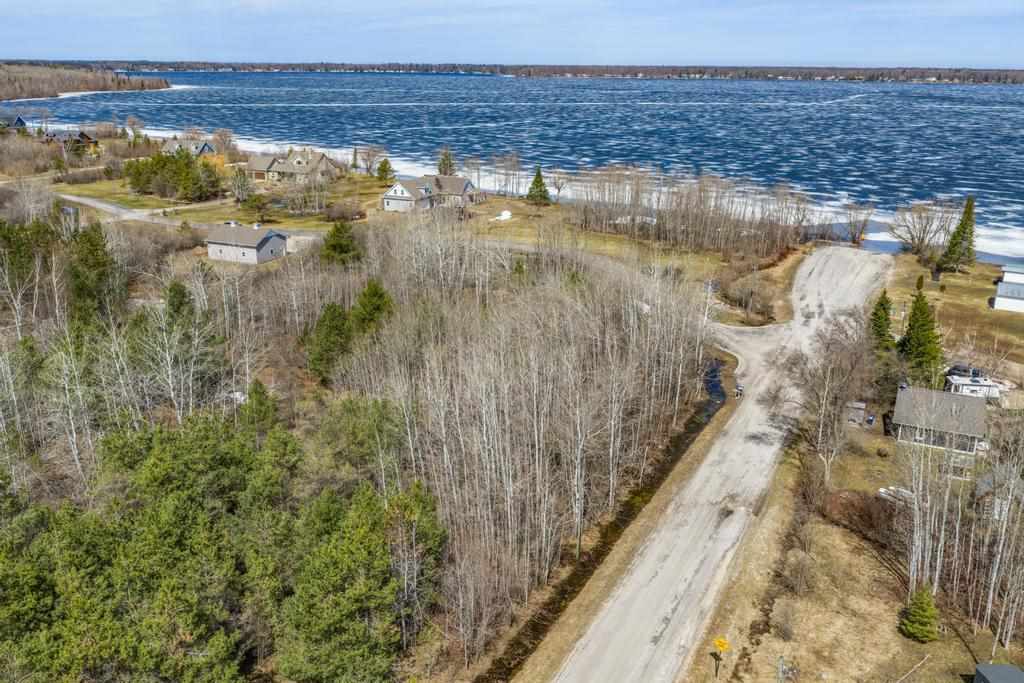 V/l Paradise Lane Levering MI 49755