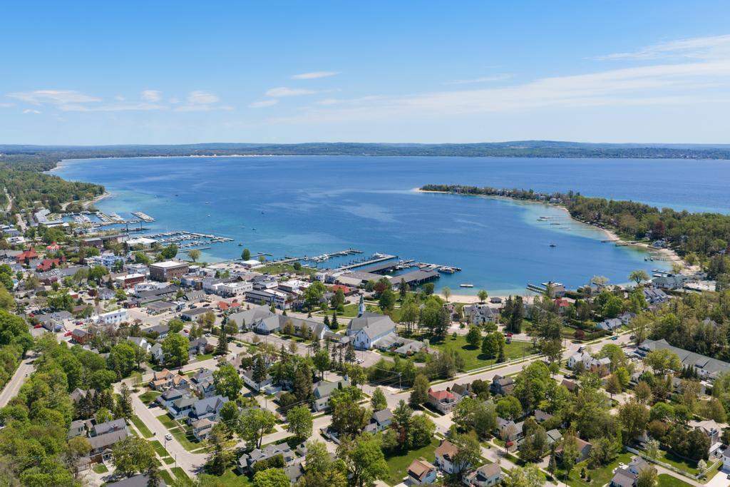 582 W Bluff Drive Harbor Springs MI 49770-000