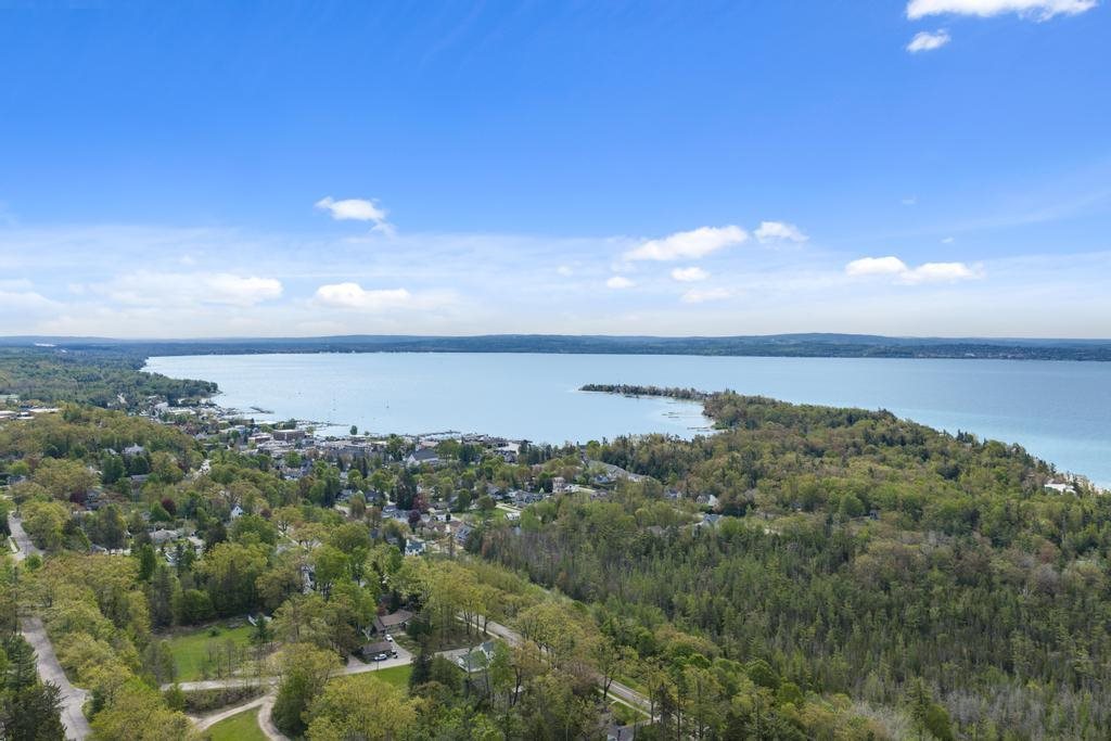 592 W Bluff Drive Harbor Springs MI 49770-000