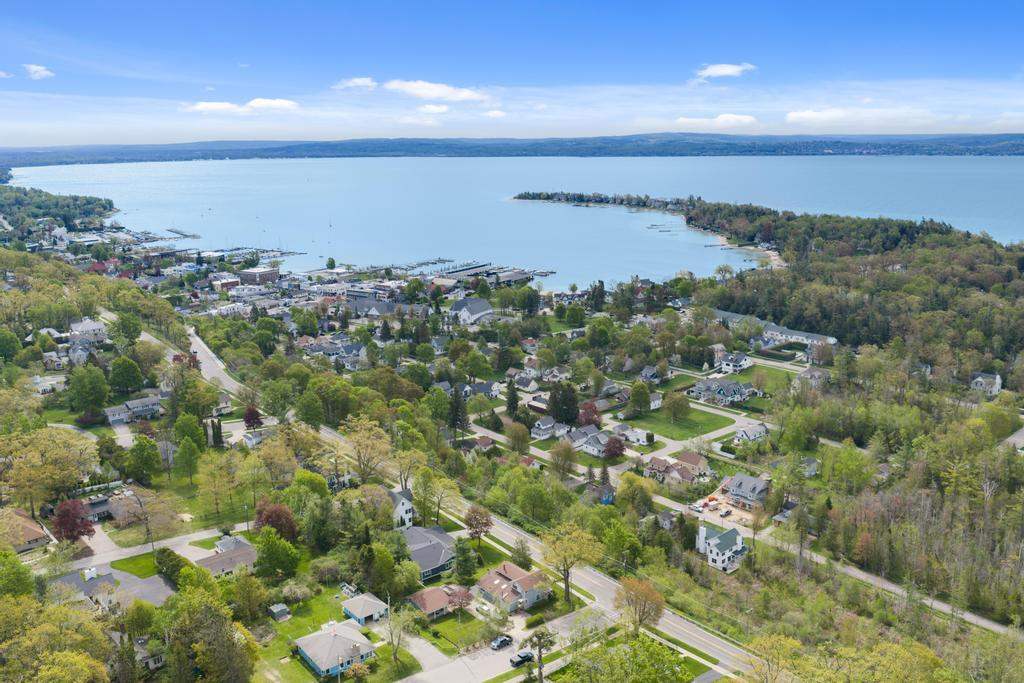592 W Bluff Drive Harbor Springs MI 49770-000