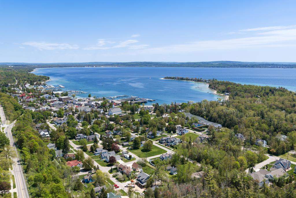 592 W Bluff Drive Harbor Springs MI 49770-000