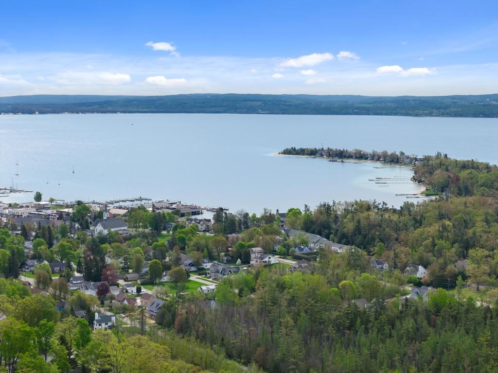 592 W Bluff Drive Harbor Springs MI 49770-000